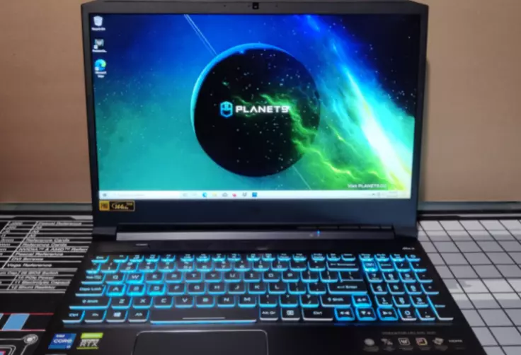 Acer Predator Helios 300 Keyboard and display